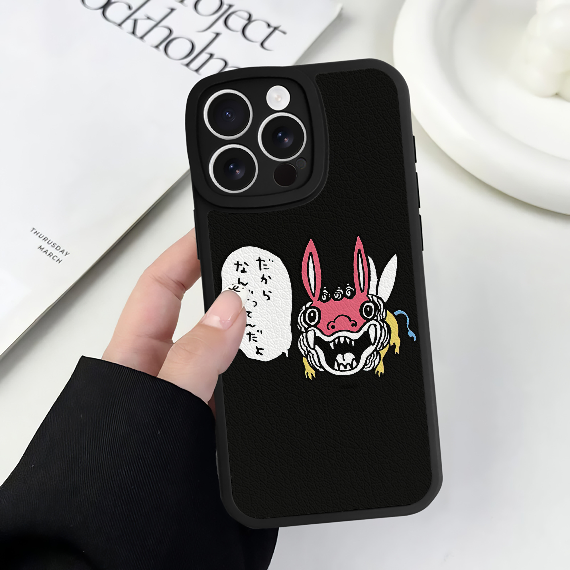 （画像用） ちいかわ でかつよ Chii-kawa Dekatsuyo 【iPhone 16シリーズ対応】シリコンスマホケース（レザー調） 材質：シリコン